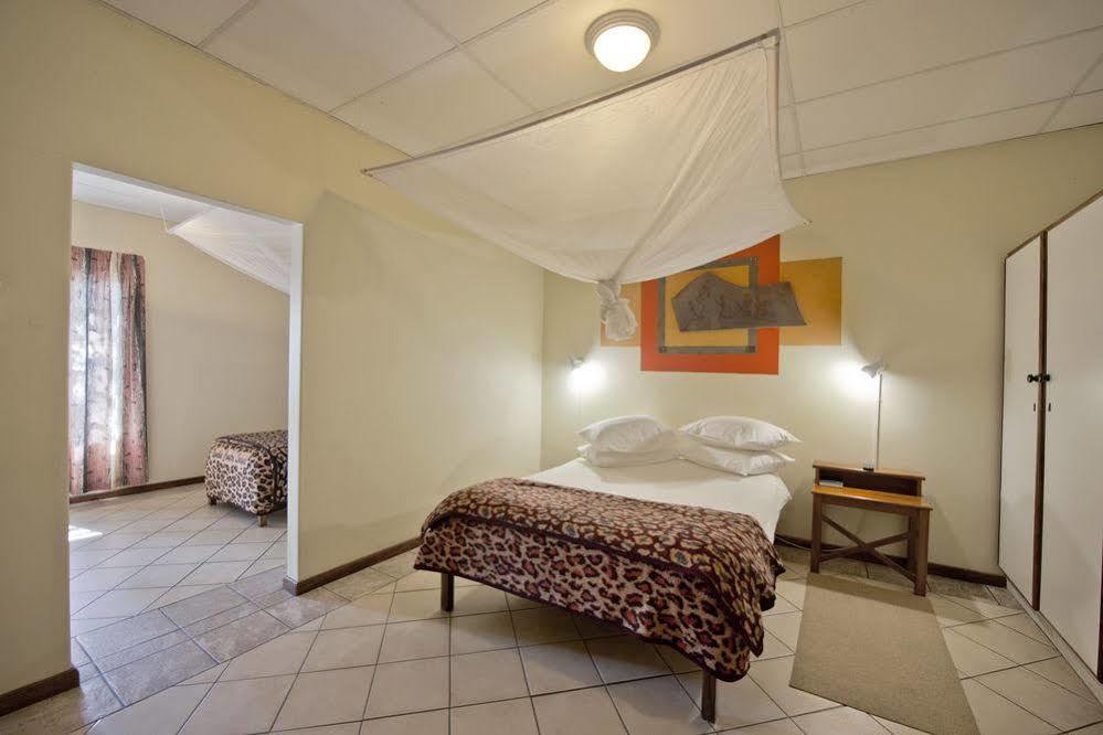 Oshakati Country Hotel Exterior photo